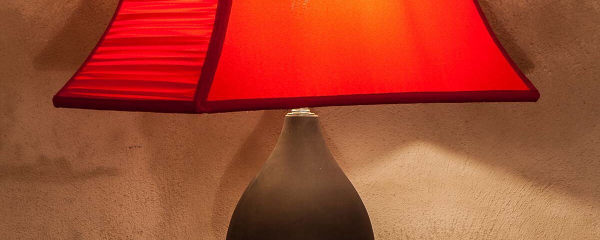 Paralume cucito a pagoda con lati arricciati in seta rossa. Diametro 50cm.