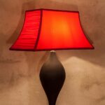 Paralume cucito a pagoda con lati arricciati in seta rossa. Diametro 50cm.