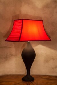 Paralume cucito a pagoda con lati arricciati in seta rossa. Diametro 50cm.