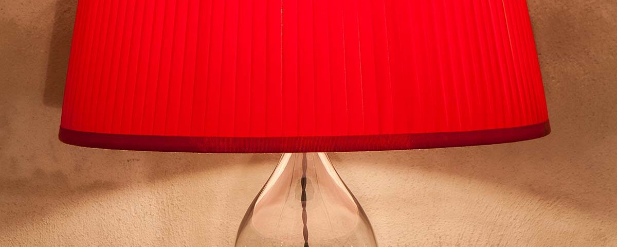Paralume cucito plissè in seta rossa. Diametro 50cm.