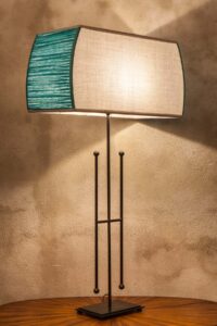 Paralume cucito con lati arricciati. Lunghezza 55cm.