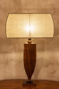 Paralume cucito con lati in chiffon arricciato. Lunghezza 50cm.
