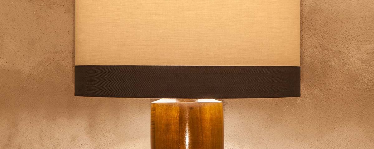 Paralume a cilindro in lino grezzo e bordi di velluto alto 5cm. Diametro 50cm, altezza 45cm.