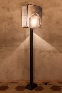 Paralume quadrato cucito in seta. Lunghezza 50cm.