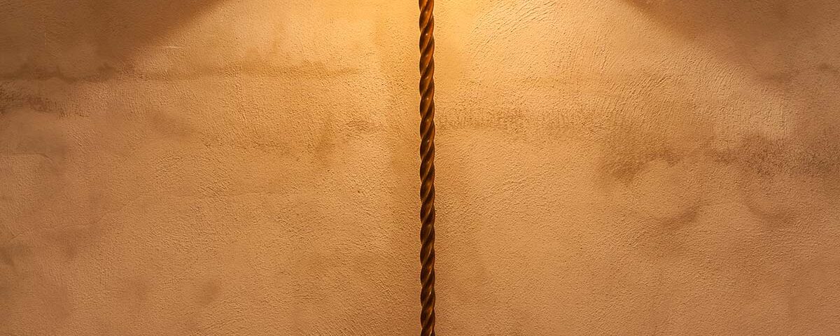 Paralume con castelli arricciato in seta con bordo in nappe. Diametro 55cm.