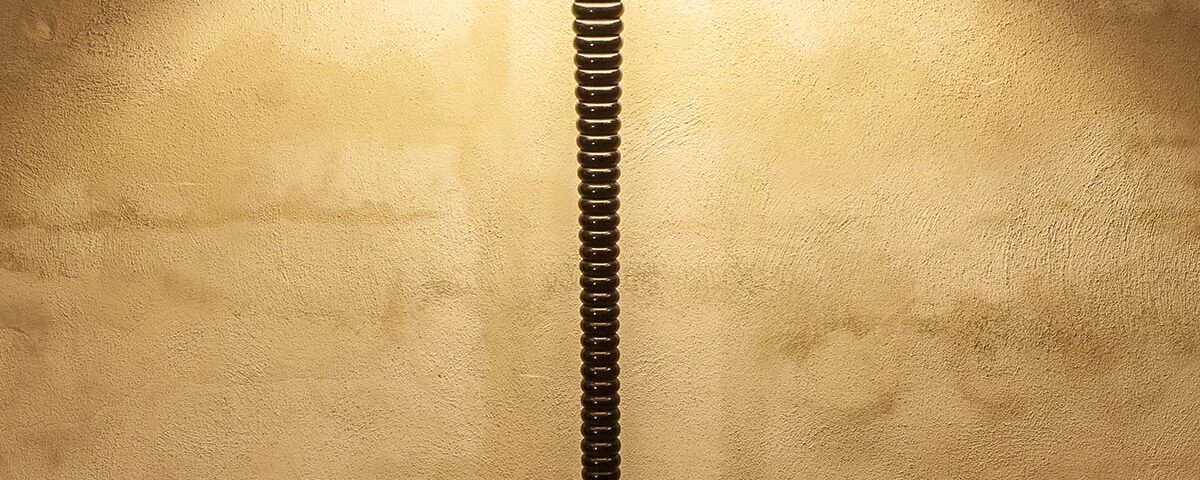 Paralume a trapezio in cinz tortora con bordi neri a contrasto. Diametro 40 cm.