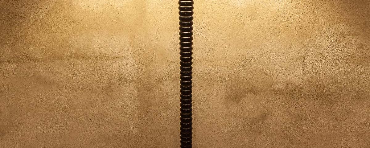 Paralume in cotone con bordi alti in pedana e fettuccia di cotone a contrasto. Lunghezza 60cm.