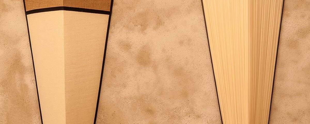 Ventole a triangolo arricciato e tessuto applicato. Altezza 70cm.