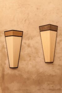 Ventole a triangolo arricciato e tessuto applicato. Altezza 70cm.