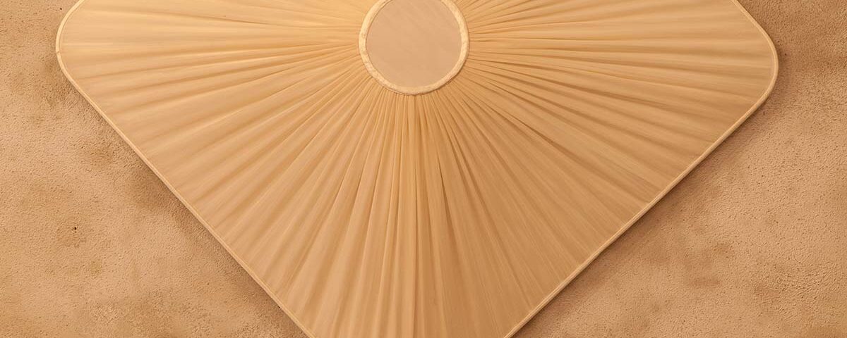 Applique da muro in seta arricciata. Diametro 60cm.