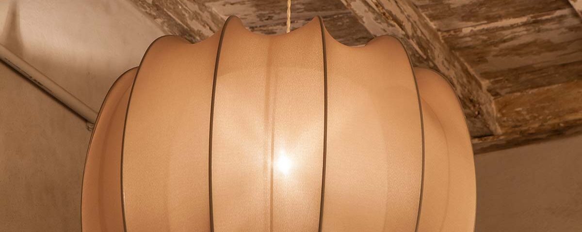 Zucca a sospensione cucita in seta. Diametro 70cm.