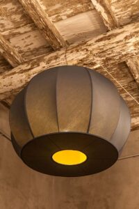 Grande sfera con tappo cucita in seta. Diametro 80cm.