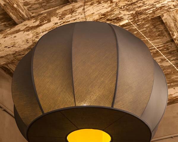 Grande sfera con tappo cucita in seta. Diametro 80cm.