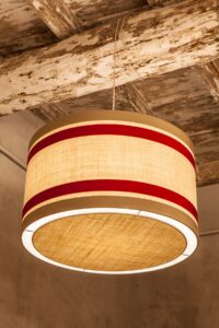 Cilindro a sospensione con tappo "rigido" in juta con bordi alti a contrasto. Diametro 60cm.