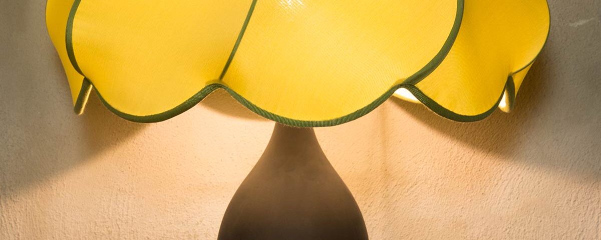Paralume a forma di tulipano, cucito in seta con rifinitura a contrasto. Diametro 50cm.