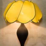 Paralume a forma di tulipano, cucito in seta con rifinitura a contrasto. Diametro 50cm.
