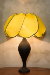 Paralume a forma di tulipano, cucito in seta con rifinitura a contrasto. Diametro 50cm.