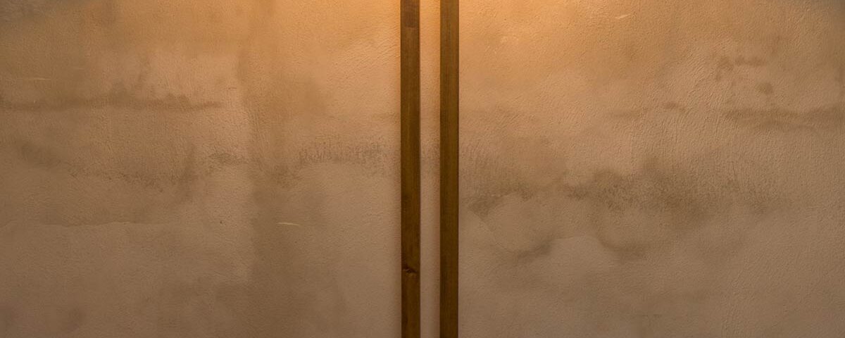 Un paralume cucito arricciato, in chiffon avorio con rifinitura tono su tono. Forma classica tronco di cono. Diametro 50cm.