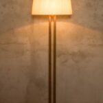 Un paralume cucito arricciato, in chiffon avorio con rifinitura tono su tono. Forma classica tronco di cono. Diametro 50cm.
