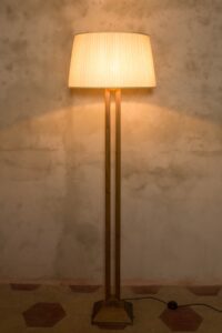 Un paralume cucito arricciato, in chiffon avorio con rifinitura tono su tono. Forma classica tronco di cono. Diametro 50cm.